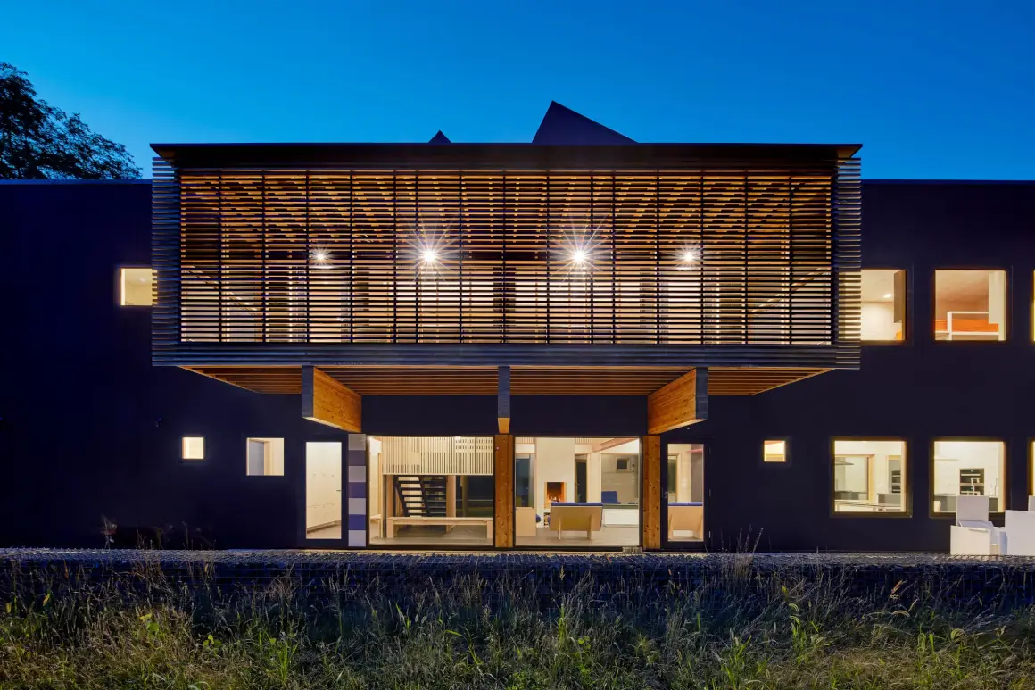 David Salmela hoàn thiện ngôi nhà bằng cách sử dụng vữa đen, gỗ và các vật liệu không độc hại khác cũng như các kỹ thuật kiến ​​trúc mang lại môi trường gia đình lành mạnh cho một gia đình bốn người – Global Design News